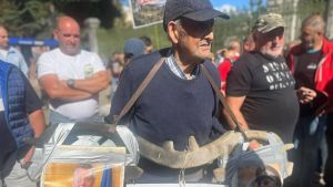 Pancarta y yugo al cuello: así 