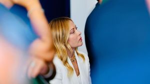 Meloni vuole candidarsi in cinque collegi e far scatenare la corsa alle preferenze. Il sogno: fare i capilista