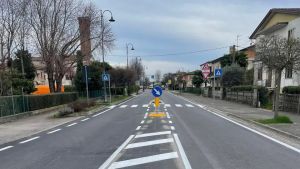 Travolta in bici da un’auto a Portegrandi, studentessa grave