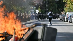 Francia in fiamme, lo storico: “Paese in crisi. Partiti e sindacati deboli. La polarizzazione crescerà”