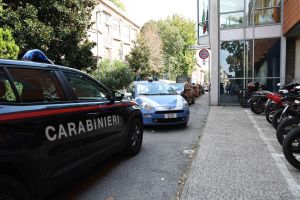 Ferrara, coltellata al liceo: l’aggressore voleva colpire a caso e poi togliersi la vita