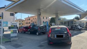 Treviso, gasolio sotto i 2,20 euro in un distributore su tre: pompe a secco e code