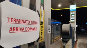Carburanti scontati, assalto alle pompe nel Padovano: «Tutti allineati al ribasso»