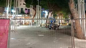 Tempesta perfetta a Riccione: crisi e cantiere spengono le vetrine di viale Ceccarini. Chiudono Max Mara e Iceberg