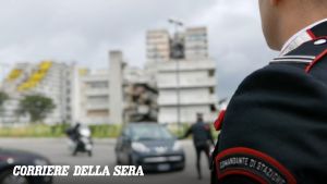 Fugge dalla casa occupata alla vista dei carabinieri e abbandona figlia 12enne: trovati droga ed euro falsi