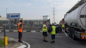 Paura nella notte e allerta alla Mapei: fumo e fiamme da un fusto di rifiuti chimici
