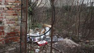 Rifiuti dell’edilizia scaricati nei cassonetti illegalmente, cosa sappiamo dell’inchiesta a Trieste