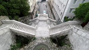 Stava per precipitare dalla Scala dei Giganti: i carabinieri salvano la vita a una 25enne a Trieste