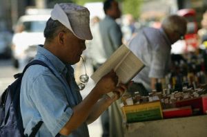 Une vaste étude montre que la lecture, la socialisation et les puzzles aident à préserver sa capacité cognitive