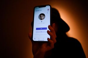 Jusqu'où vont réellement les relations entre IA et intelligence artificielle ?