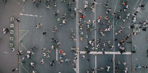 Nous avons presque tous tendance à tourner à gauche en marchant, et la science ignore pourquoi