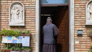 Pavia, i frati di Canepanova a parrucchieri ed estetisti: «Offrite un taglio o un trattamento ai bisognosi»