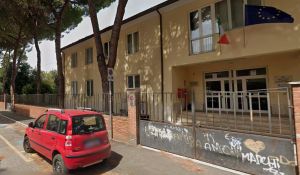 Livorno, spray al peperoncino fuori dalla scuola media: tre ragazzini intossicati