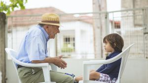 I nonni: il welfare gratuito che tiene in piedi le famiglie