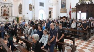 Una stella per l’addio alla maestra Laura, morta in moto a Sappada: «Per lei tutto era dono»