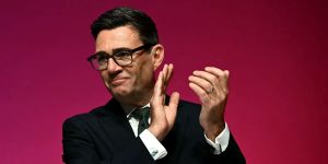 Andy Burnham weiss, wie man gegen Rechtspopulisten ankommt
