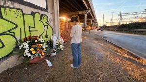 Strage del bus di Mestre, deposti fiori sul luogo dell'incidente