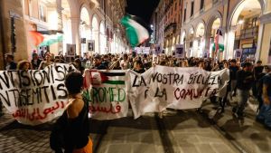 Da Gaza al Pilastro, il corteo dei collettivi blocca viali e stazione: “Stop violenza di Stato”