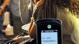 In cella l’uomo che scalava la gru: il 36enne Eugen Vladoj arrestato per maltrattamenti e violenze sulla ex: “Se mi lasci mi suicido, o ti ammazzo”
