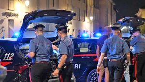 Costringono un uomo a dichiararsi gay in video per ricattarlo e installarsi in casa sua: arrestati