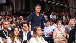 Renzi apre al dialogo: “Elly Schlein ha ragione, uno non vale uno”. Stoccate a Meloni, ovazione per De Luca e sabato arriva Fedez