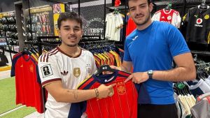 Hacerse con la España de las dos estrellas, un partido difícil: la fiebre por la camiseta de la bicampeona del mundo