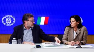Più debito, c’è il via libera. Scostamento per energia e difesa: “Lo 0,6% del Pil nel 2027 e 2028”