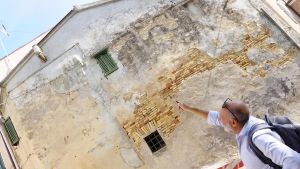 L’altra emergenza del paese. Le vie d’accesso da vergogna tra voragini e smottamenti