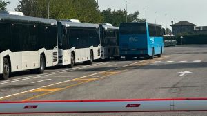 Si addormenta sulla corriera Atvo e si risveglia chiuso nel deposito: liberato dai pompieri