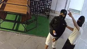 Furto in pizzeria, le foto dei ladri sui social