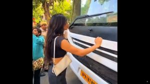 ‘Delhi's Rhiya Ahir moment’: Woman blocks police bus during Jantar Mantar protest - Watch video