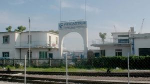 Mano sotto il carico di lastre, operaio rischia quattro dita