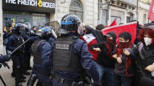 La miccia della rabbia in Francia, il sociologo: “Protesta oltre le periferie, i liceali sfidano lo Stato”