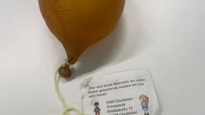 «Buon anno scolastico»: il volo di un palloncino porta gli auguri dalla Germania