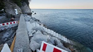 Spunta una scalinata tra gli scogli di Grignano per accedere al mare