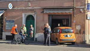 Auto sfonda la vetrina di una tabaccheria dopo aver urtato un bus