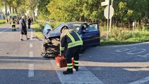 Asolo, auto finisce fuori strada con quattro persone a bordo: tutti in ospedale