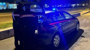 Colpisce la compagna con bottiglie di vetro: nei guai un 53enne