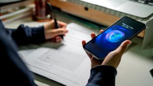 L’avvocato Sarti sul caso del minore che ha ‘spogliato’ un’amica con l’AI: “I ragazzi sottovalutano le conseguenze”