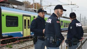 Segue e palpeggia una studentessa minorenne sul treno: fermato per violenza sessuale aggravata a Sondrio