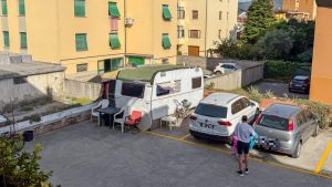 Accampato da anni nel parcheggio, i condomini stremati protestano. “La sera fa anche le grigliate e ospita gli amici”