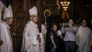 Los políticos se besan en la fiesta de Cañete