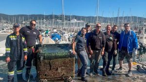 Trieste, Sacchetta ripulita: dal fondale emerge anche un cassonetto