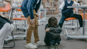 La violenza a scuola adesso ha un pubblico: quando picchiare non basta più