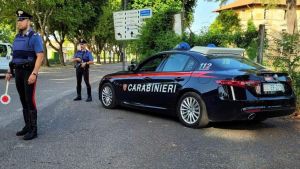 Va al supermercato e riempie lo zaino di bistecche, poi tenta di fuggire senza pagare: “Non è la prima volta che lo fa”
