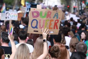 Marche des fiertés 2027 : des dizaines de milliers de personnes défilent dans Paris, inquiètes des prochaines élections
