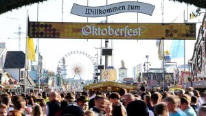 Perché all’Oktoberfest regalano pantaloni alle donne per salire sulla ‘Ruota del diavolo’
