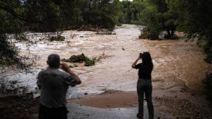 Qué es un 'medicane', el huracán mediterráneo que se puede formar en Catalunya y que eleva el peligro de lluvias torrenciales
