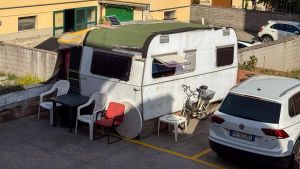 La roulotte della discordia, la storia di Tudor che vive nel parcheggio: “Contro di me solo razzismo, faccio lavori e mi do da fare”