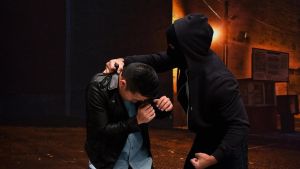 Colpi, caschi e cinghiate: rissa nella notte, ferito un ragazzo di 23 anni. Usato anche un coltello?
